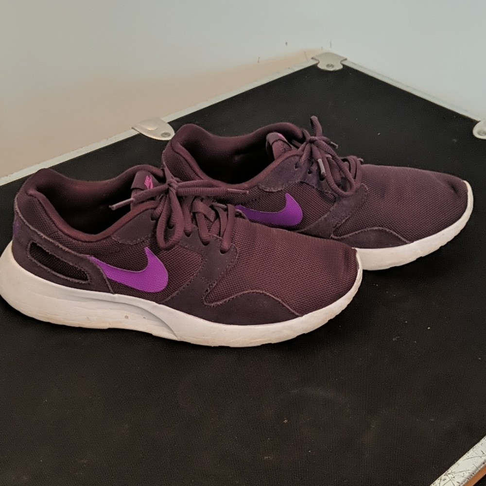 Nike tennis shoes